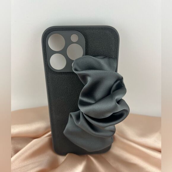 Stylish IPhone 16 pro max Case with Satin Scrunchie Holder - Picture 3 of 6
